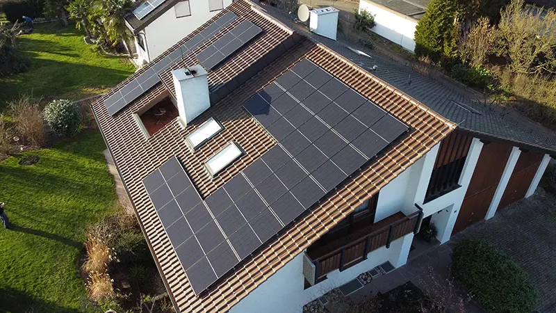 Dachsanierung mit Photovoltaik: Die neue Pflicht, Vorteile und alles, was Sie wissen müssen