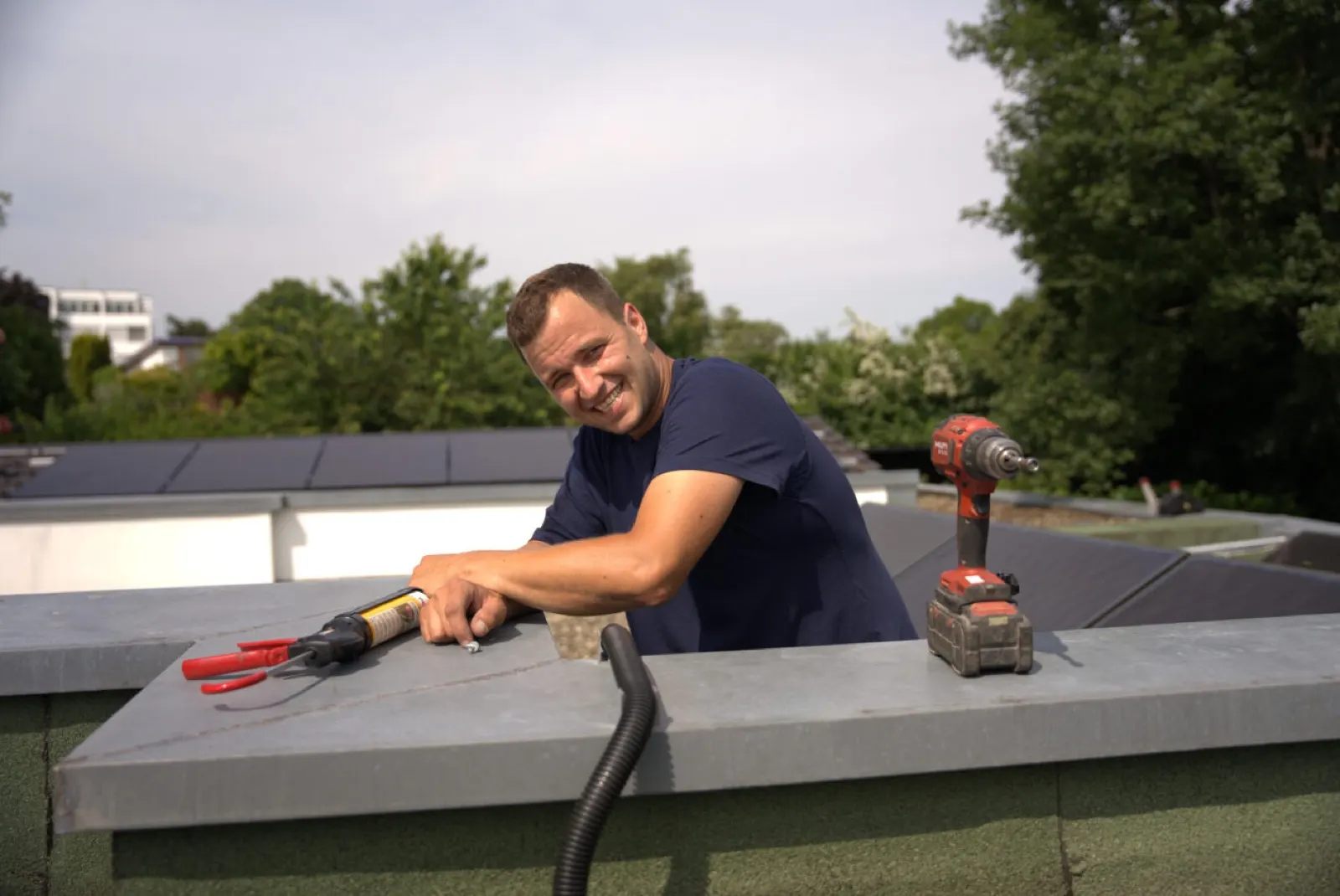 Dachmonteur von ehoch7 während der Montage von Photovoltaikmodulen auf dem Dach