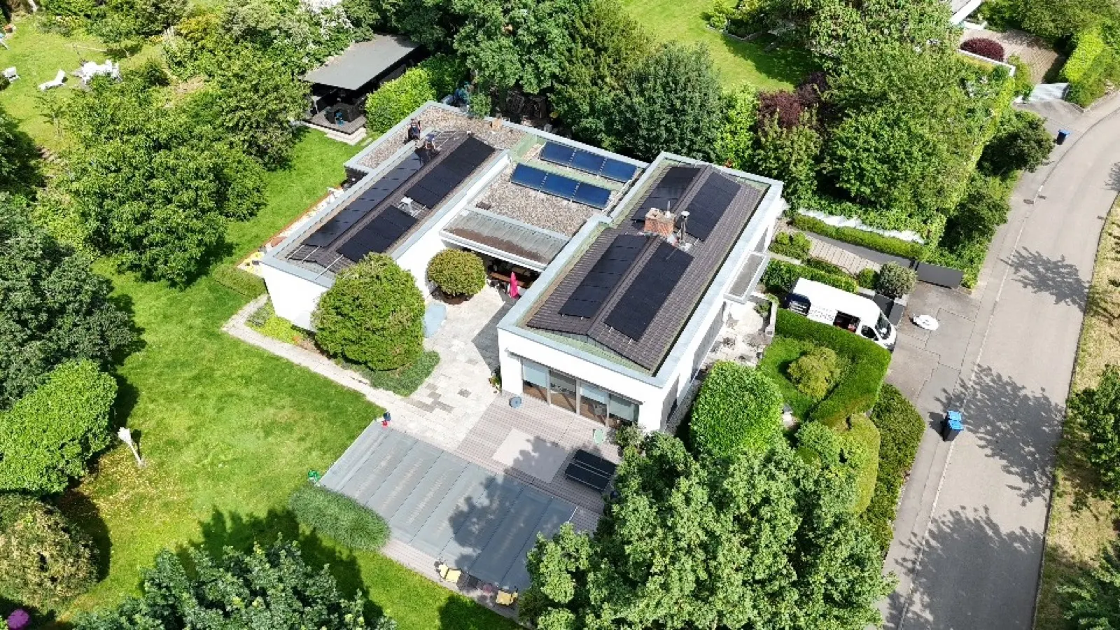 Photovoltaikmodule auf einem Dach aus der Vogelperspektive, montiert von ehoch7