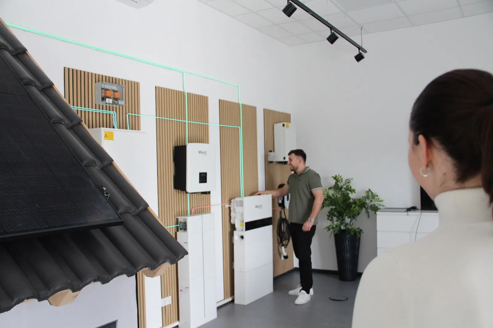 ehoch7 Energieberater zeigt im Showroom in Schönaich wie Photovoltaik, Speicher und Wallbox funktionieren